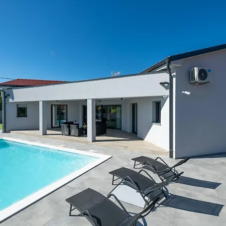 Speranza By Interhome * Pula
