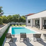 Speranza By Interhome * Pula